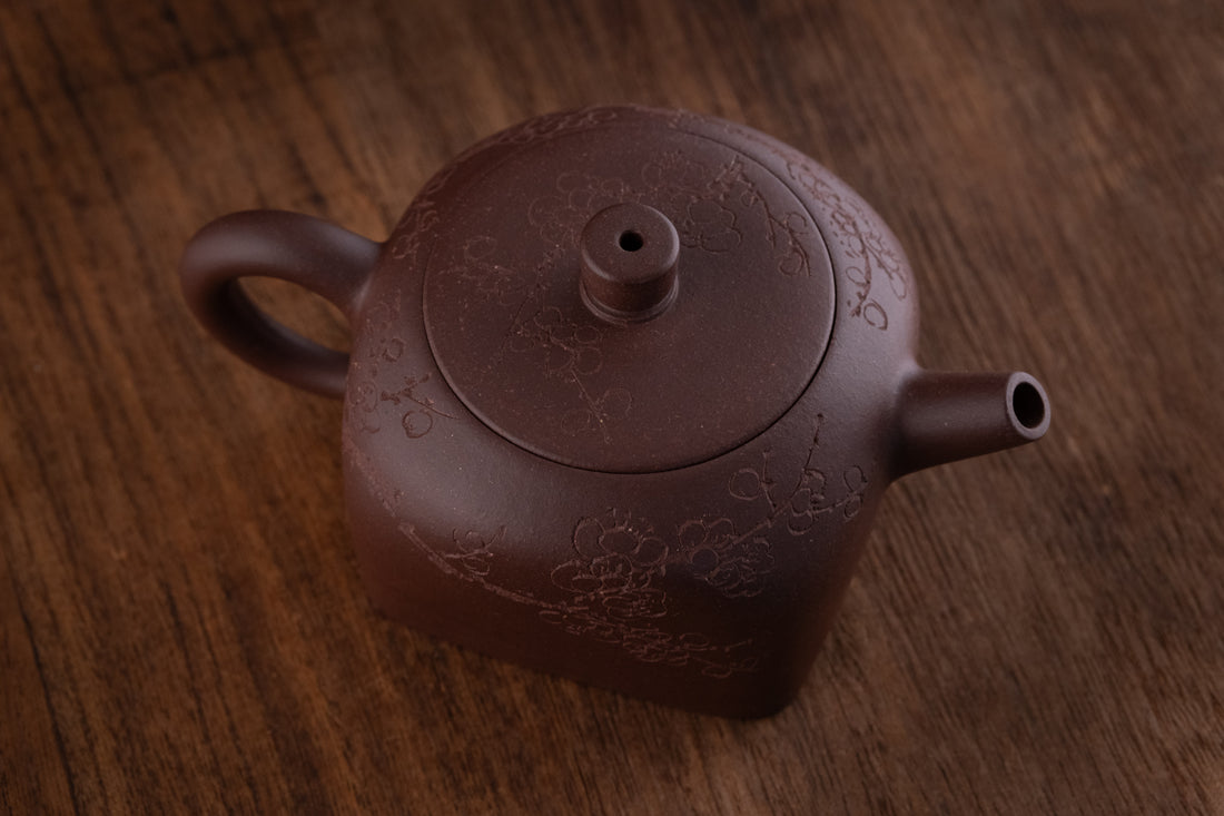 Tian Di Fang Yuan 天地方圆 - Teiera Yixing decorata in argilla viola Zini